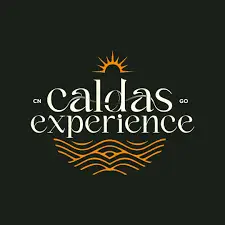 Logotipo do evento Caldas Experience em um fundo verde escuro. O texto "Caldas Experience" está em uma fonte serifada elegante na cor bege, com as siglas "ON" e "GO" nas laterais. Acima do texto, há um sol estilizado nascendo, e abaixo, linhas laranjas que formam ondas.