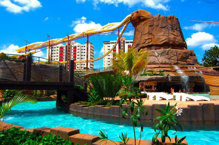 Rio lento do diRoma Acqua Park: um passeio relaxante em meio a águas termais e paisagens tropicais.