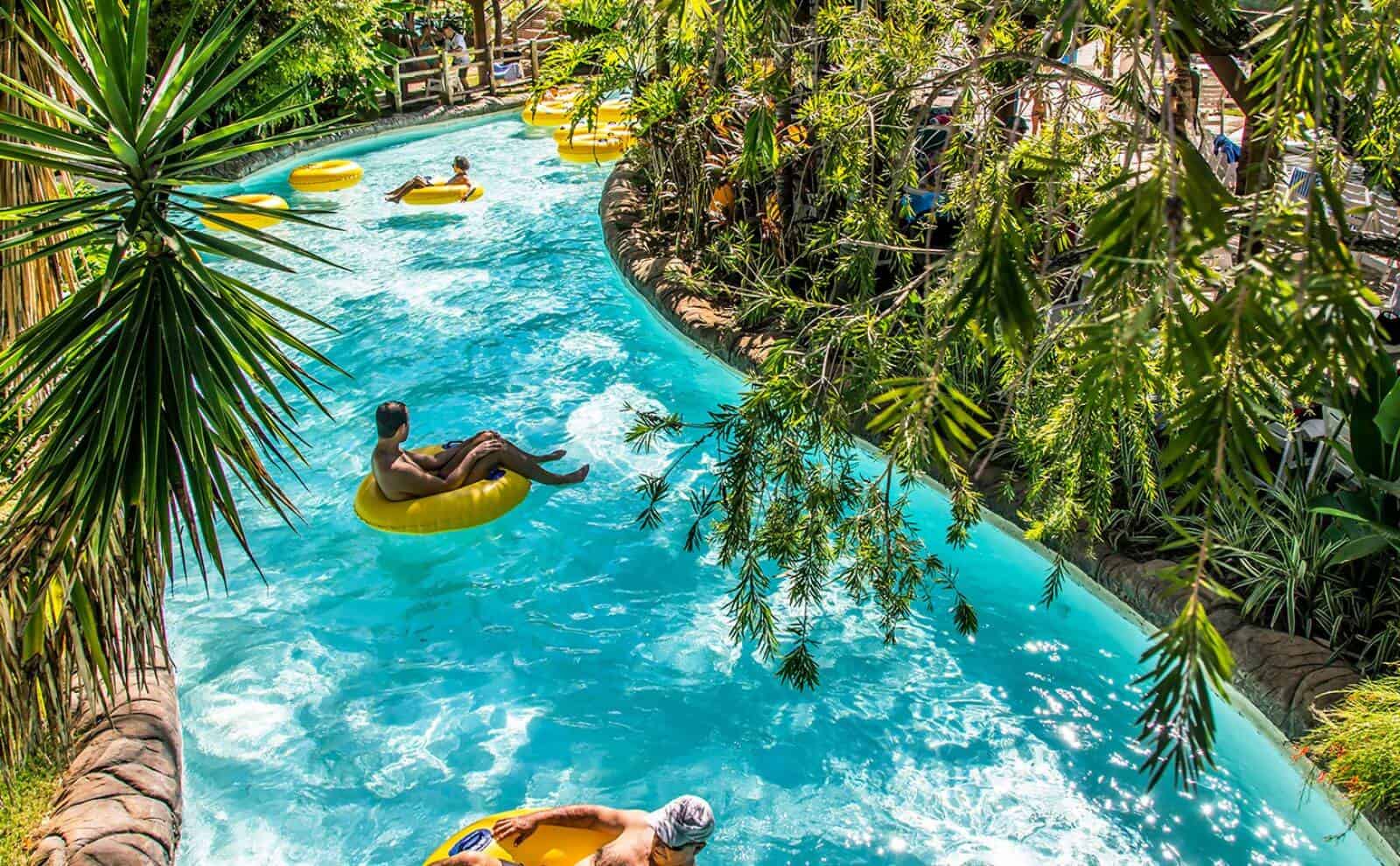 Diversão para toda a família na piscina de ondas, uma das principais atrações em um parque aquático de Caldas Novas, com um grande navio pirata temático.