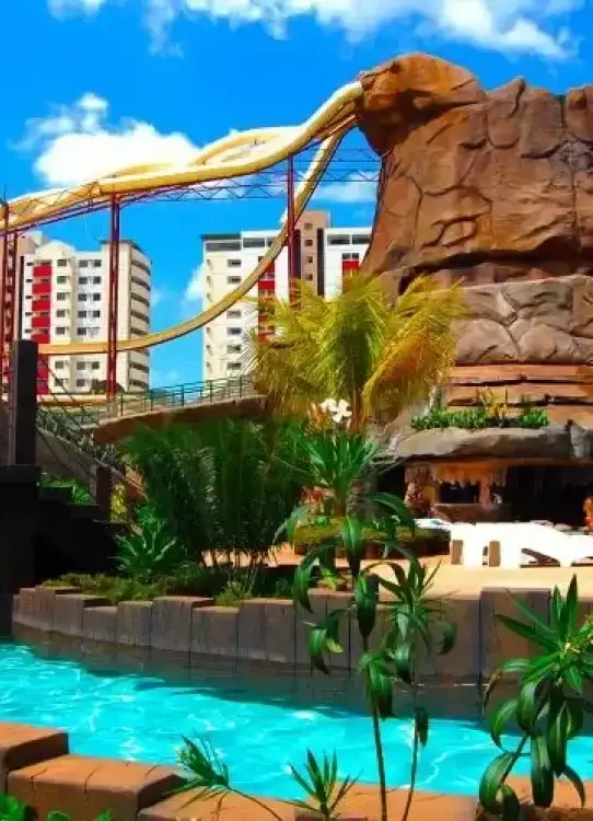 Rio lento do diRoma Acqua Park: um passeio relaxante em meio a águas termais e paisagens tropicais.
