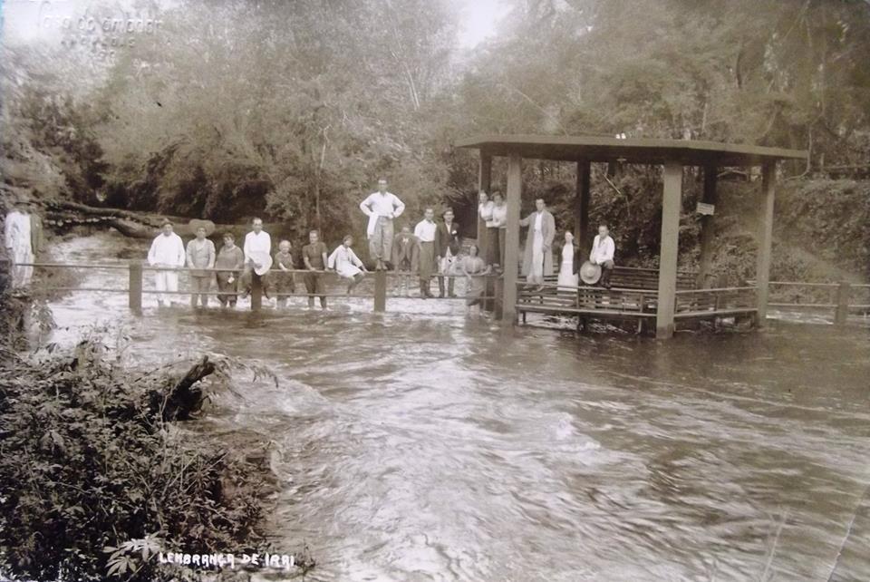 Uma viagem no tempo! Este é um dos primeiros registros da fonte de águas termais de Iraí, na década de 1930. O início de uma história de saúde e bem-estar.