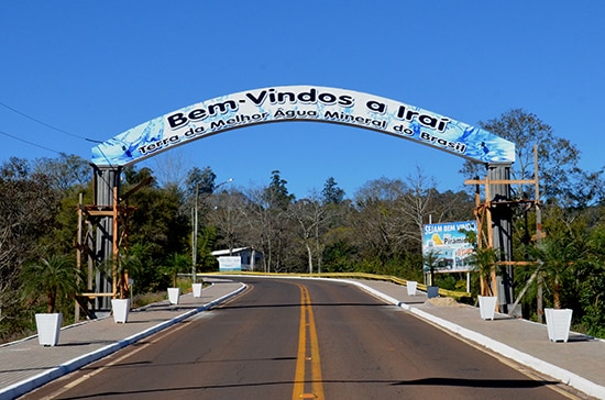 A porta de entrada para um paraíso de águas e bem-estar! O famoso pórtico de Iraí te saúda na chegada à "Terra da Melhor Água Mineral do Brasil".