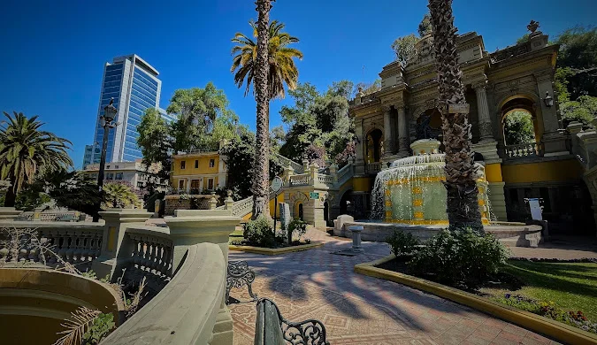 Um refúgio de paz e história no coração de Santiago. O Cerro Santa Lucía encanta com sua arquitetura neoclássica, fontes monumentais e jardins exuberantes, oferecendo um contraste perfeito com a moderna cidade ao fundo.

