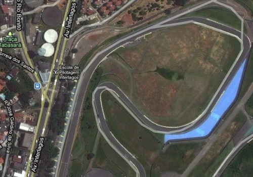 Vista aérea do Autódromo de Interlagos, em São Paulo, mostrando a curva Subida do Café e parte da reta principal do circuito.