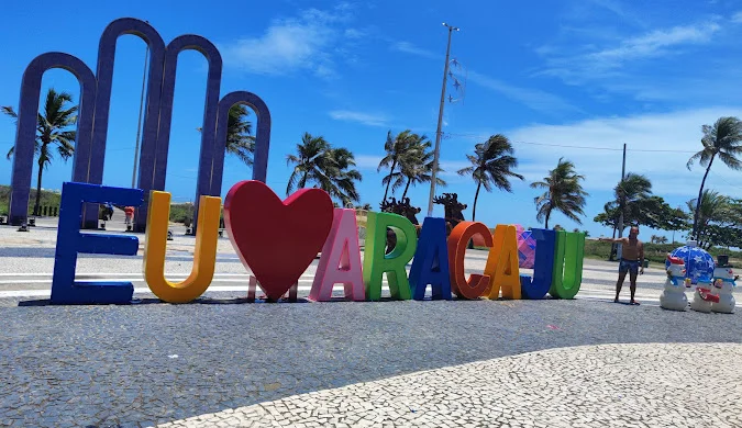 O famoso letreiro "Eu ❤️ Aracaju" é uma parada obrigatória para fotos na Orla de Atalaia, a mais famosa da cidade. Com os icônicos Arcos ao fundo, ele celebra o orgulho e o carinho dos moradores e visitantes pela capital sergipana.