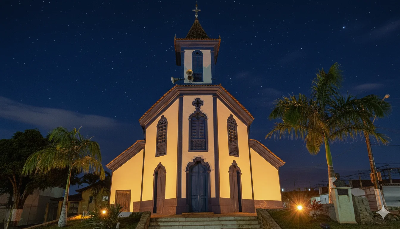 "A beleza atemporal de uma igreja colonial se revela sob o manto estrelado da noite. Com sua fachada branca e detalhes azuis iluminados por um brilho quente, a arquitetura ganha vida em contraste com o céu profundo, enquanto palmeiras sentinelas emolduram a cena."