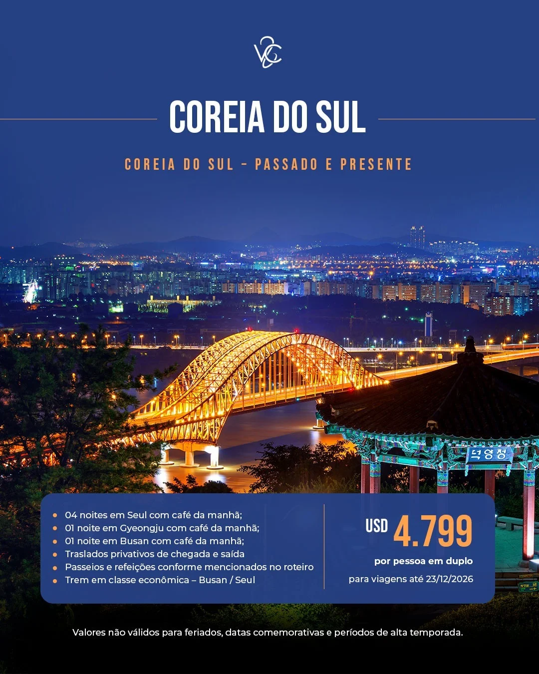 Imagem promocional de turismo. No topo, há um pequeno logotipo seguido do título em letras grandes e brancas: "COREIA DO SUL", e o subtítulo em laranja: "COREIA DO SUL - PASSADO E PRESENTE". A fotografia central exibe uma paisagem noturna da cidade, com um pavilhão tradicional coreano no canto inferior direito e uma moderna ponte em arco iluminada de amarelo no centro, estendendo-se sobre um rio. Na parte inferior da imagem, um quadro azul apresenta os detalhes do pacote em texto branco: "04 noites em Seul com café da manhã; 01 noite em Gyeongju com café da manhã; 01 noite em Busan com café da manhã; Traslados privativos de chegada e saída; Passeios e refeições conforme mencionados no roteiro; Trem em classe econômica – Busan / Seul". À direita deste quadro, em destaque laranja e branco, consta o preço: "USD 4.799 por pessoa em duplo", e abaixo: "para viagens até 23/12/2026". No rodapé da imagem, em letras pequenas, o aviso: "Valores não válidos para feriados, datas comemorativas e períodos de alta temporada."