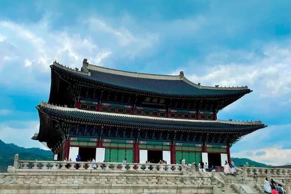 Embarque em "Uma Viagem pela História" na Coreia do Sul! 🇰🇷🍂Descubra de perto as tradições, a arquitetura e os acontecimentos que moldaram a Coreia moderna. Muito além da tecnologia, o país guarda cenários deslumbrantes que parecem parados no tempo, perfeitos para quem ama mergulhar em novas culturas.No nosso roteiro histórico, você vai explorar:
✨ Zona Desmilitarizada (DMZ): Onde a história contemporânea pulsa.
✨ Andong Hahoe Village: A essência e o estilo de vida da Coreia tradicional.
✨ Museu das Máscaras: Encante-se com a arte folclórica milenar.
✨ Patrimônios da UNESCO: Tesouros culturais preservados para a humanidade.Venha viver o contraste perfeito entre o passado e o presente! Fale com a gente para garantir o seu lugar nessa aventura inesquecível. ✈️⛩️#CoreiaDoSul #TurismoCultural #ViagemPelaHistoria #AndongHahoe #DMZ #PatrimonioUnesco #DescubraACoreia #AsiaTurismo