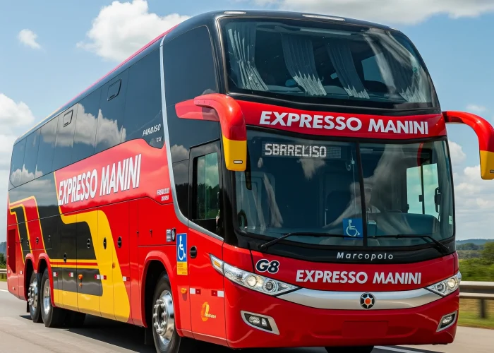 "Imagem de um ônibus Double Decker Marcopolo G8 da Expresso Manini em uma estrada. O ônibus é predominantemente vermelho, com faixas em preto e detalhes em amarelo dourado. O céu está azul com algumas nuvens, e a estrada de asfalto indica movimento."