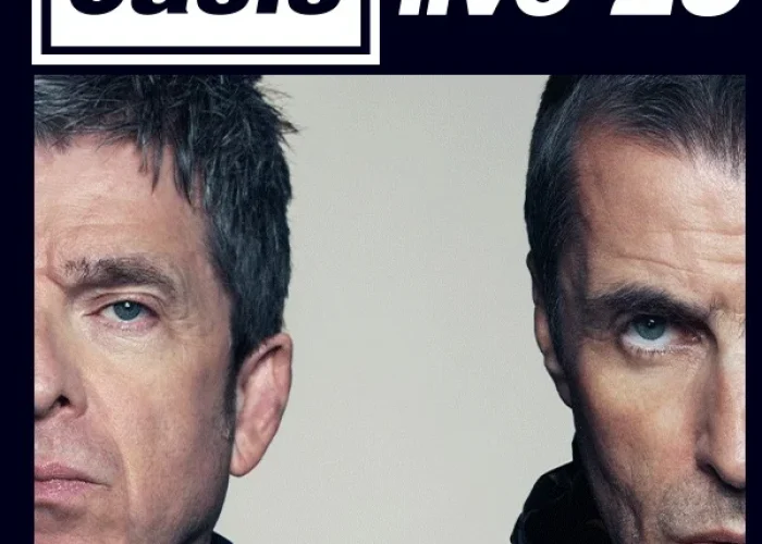 Um pôster conceitual mostrando os rostos cortados dos irmãos Noel Gallagher (à esquerda) e Liam Gallagher (à direita), olhando seriamente. No topo, o logotipo 'Oasis' e o texto 'live '25' em branco sobre fundo preto.